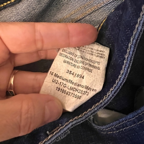 ‼️2/$20 SALE‼️Lee cropped women’s distressed jeans dark wash size 16, plus - Picture 5 of 5
